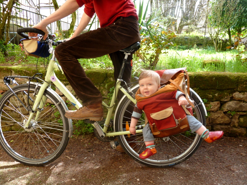 Comment installer sacoches vélo et porte-bébé sur le porte-bagages ?